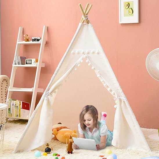 Tipi enfant intégré à l’univers décoratif de la chambre