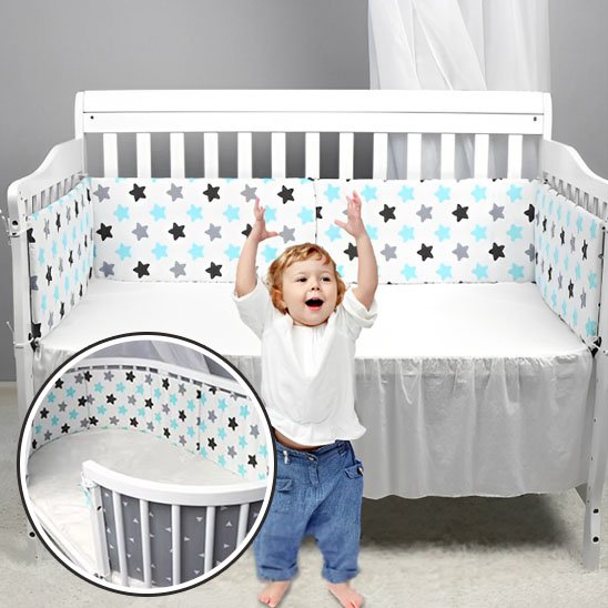 Tour de lit bébé bébé heureux