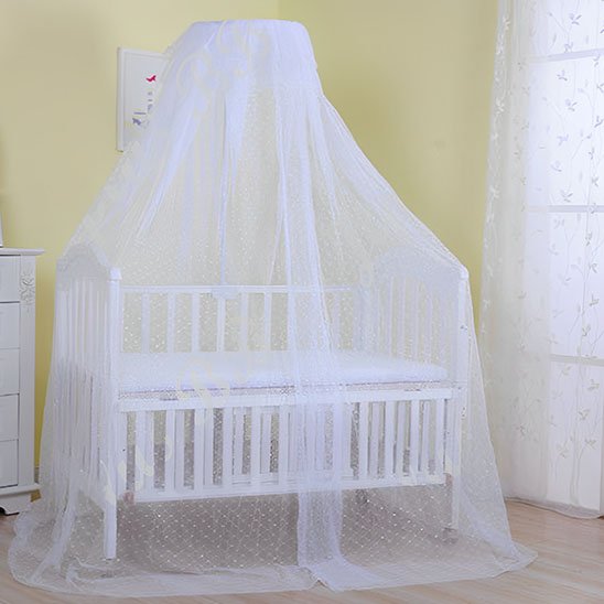 Ciel de lit bébé décoratif créant une ambiance douce