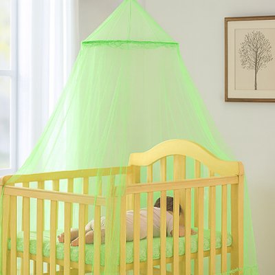 Ciel de lit bébé décoratif créant une ambiance douce