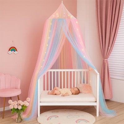 Ciel de lit bébé décoratif créant une ambiance douce