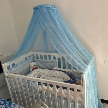 Ciel de lit bébé en tissu léger dans une chambre enfant