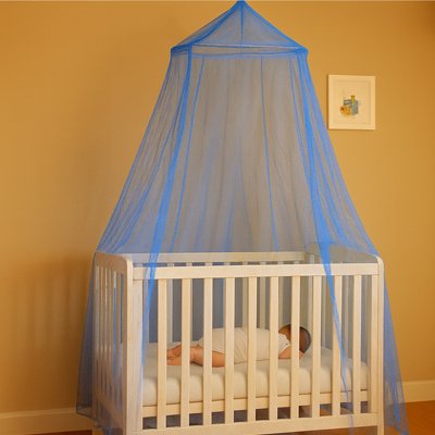 Ciel de lit bébé en tissu léger dans une chambre enfant