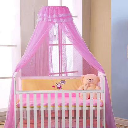 Ciel de lit bébé installé dans une chambre pour une touche élégante