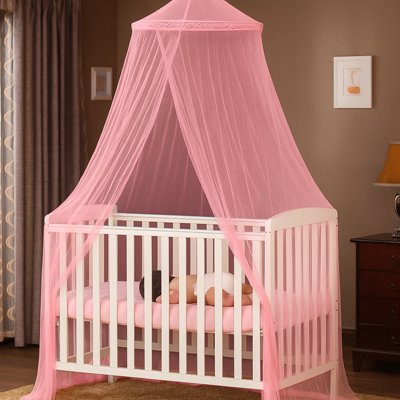 Ciel de lit bébé installé dans une chambre pour une touche élégante