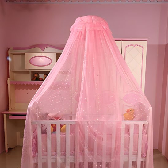 Ciel de lit bébé intégré à l’univers décoratif de la chambre