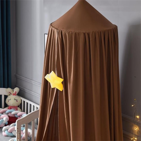 Ciel de lit bébé intégré à l’univers décoratif de la chambre