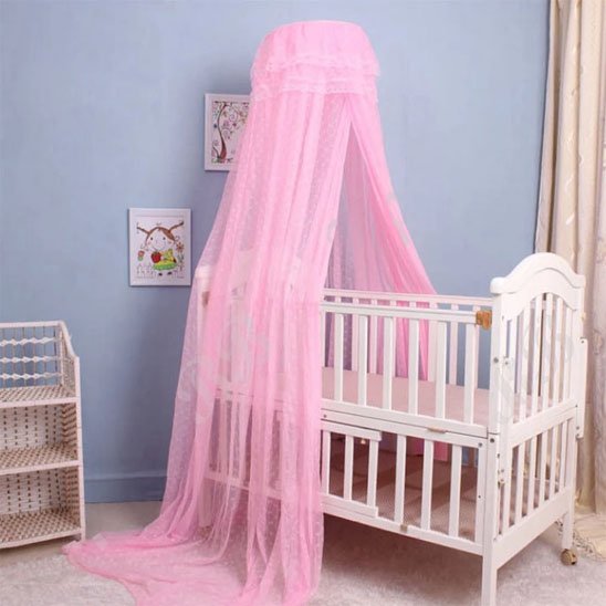 Ciel de lit bébé suspendu au-dessus du lit pour la décoration