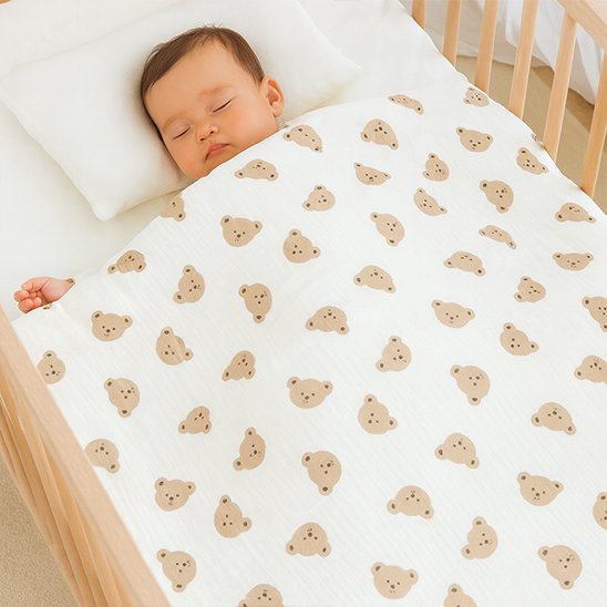 Couverture bébé en matière douce adaptée à l’univers enfant
