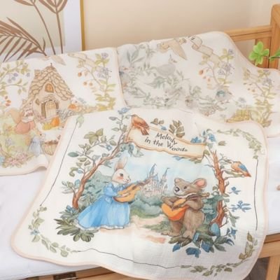 Couverture bébé en tissu doux posée dans une chambre enfant