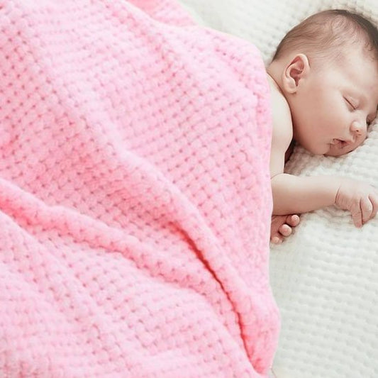 Couverture bébé en tissu doux posée dans une chambre enfant