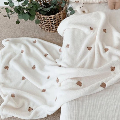 Couverture bébé en tissu doux posée dans une chambre enfant