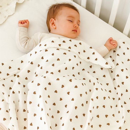 Couverture bébé en tissu doux posée dans une chambre enfant