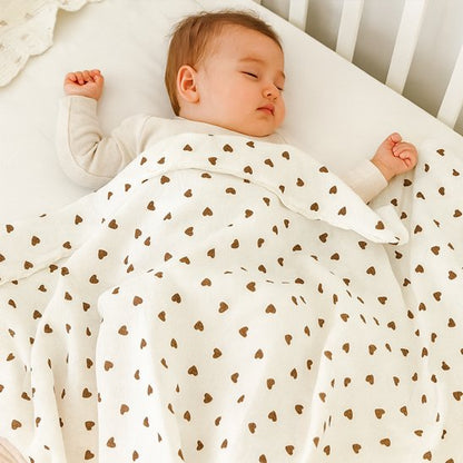 Couverture bébé en tissu doux posée dans une chambre enfant