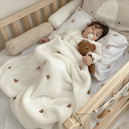 Couverture bébé pliée et rangée dans l’espace bébé