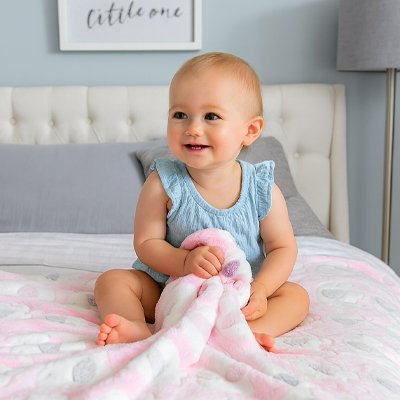 Couverture bebe pliée et rangée dans l’espace bébé