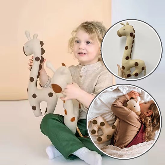 Doudou au tissu doux, posée dans une chambre bebe