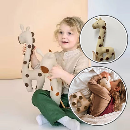 Doudou au tissu doux, posée dans une chambre bebe