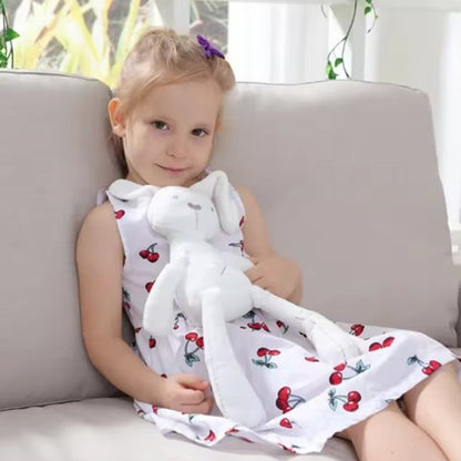 Doudou bebe doux posé dans une chambre enfant