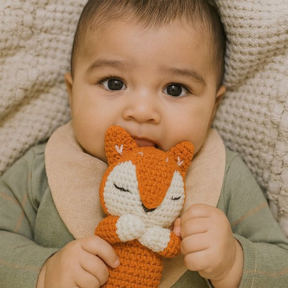 Doudou bebe doux utilisé comme objet de réconfort pour bébé