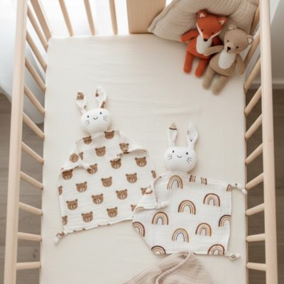 Doudou lapin en tissu doux, adapté aux petites mains de l’enfant