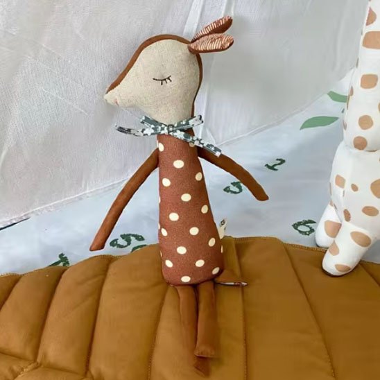 Doudou posé dans une chambre bebe