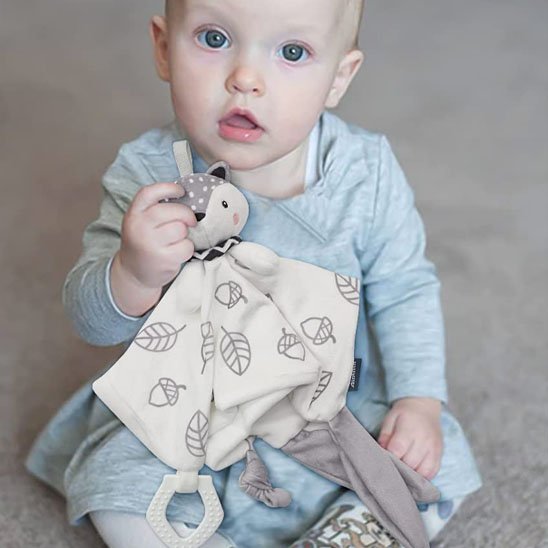 Doudou servant de compagnon de jeu pour bébé
