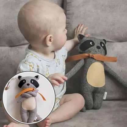 Doudou servant de compagnon de jeu pour bebe