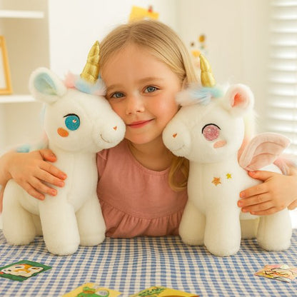 Licorne peluche au tissu doux, posée dans une chambre enfant