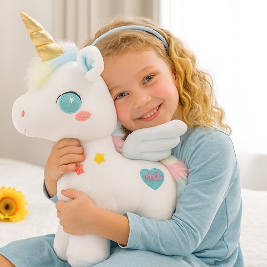 Licorne peluche douce utilisée comme doudou pour enfant