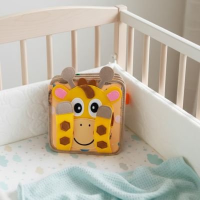 Livre bebe en tissus  bébé posé dans une chambre enfant