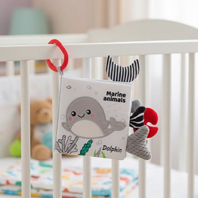 Livre bebe en tissus posé dans une chambre enfant