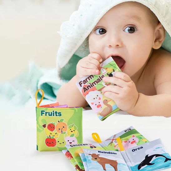 livre en tissu bébé posé dans une chambre enfant