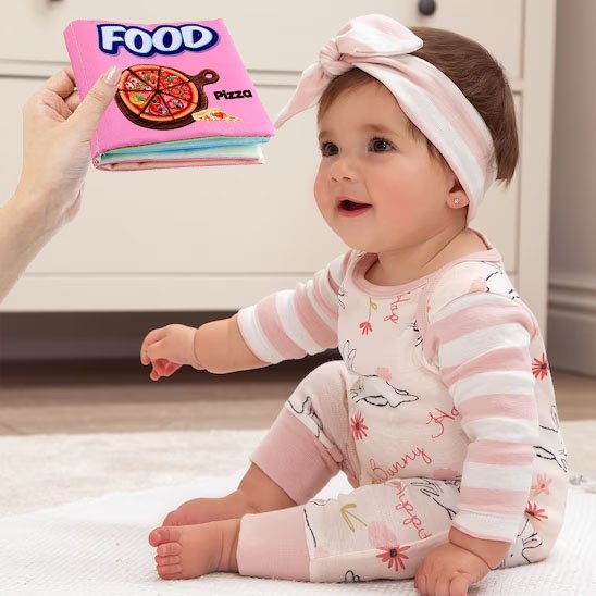 livre en tissu bébé posé dans une chambre enfant