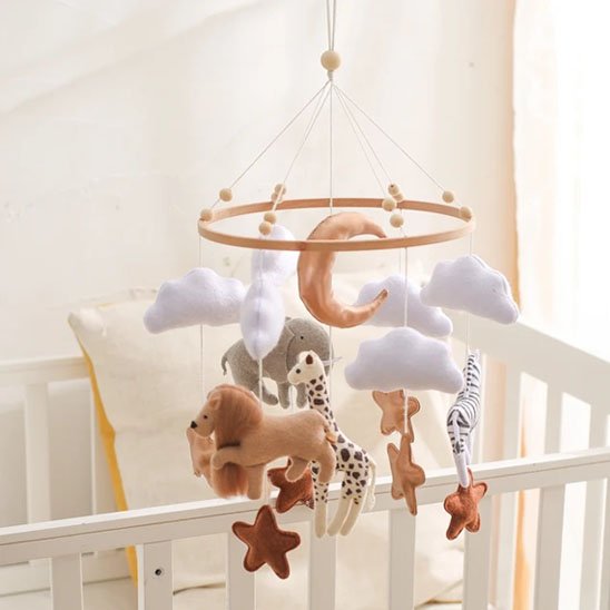 Mobile bebe décoratif avec éléments suspendus pour la chambre