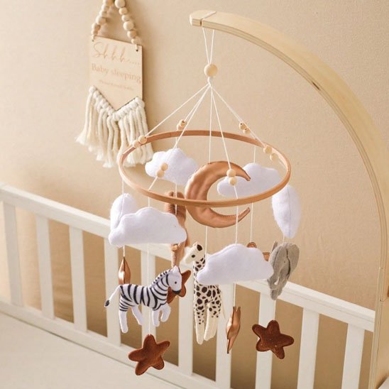 Mobile bebe installé dans une chambre beb