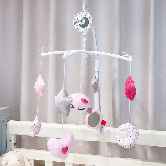Mobile bebe installé dans une chambre bébé