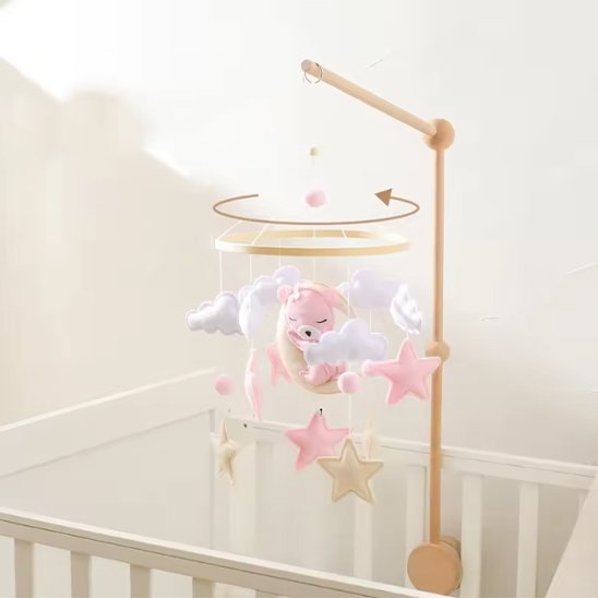 Mobile bebe installé dans une chambre bebe