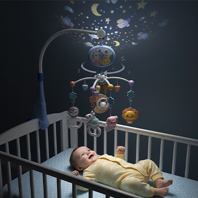 Mobile bébé installé dans une chambre enfant