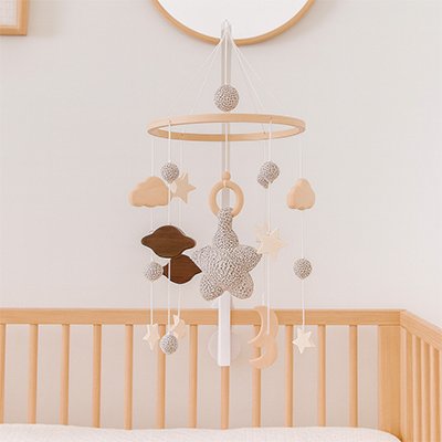 Mobile bébé suspendu au-dessus du lit pour éveiller l’enfant
