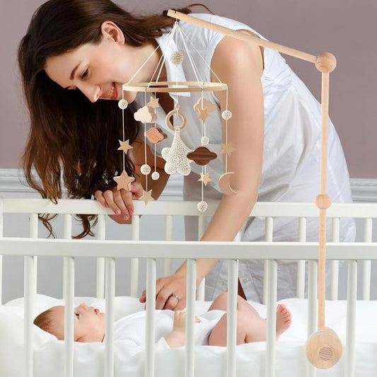 Mobile bebe suspendu au-dessus du lit pour éveiller l’enfant