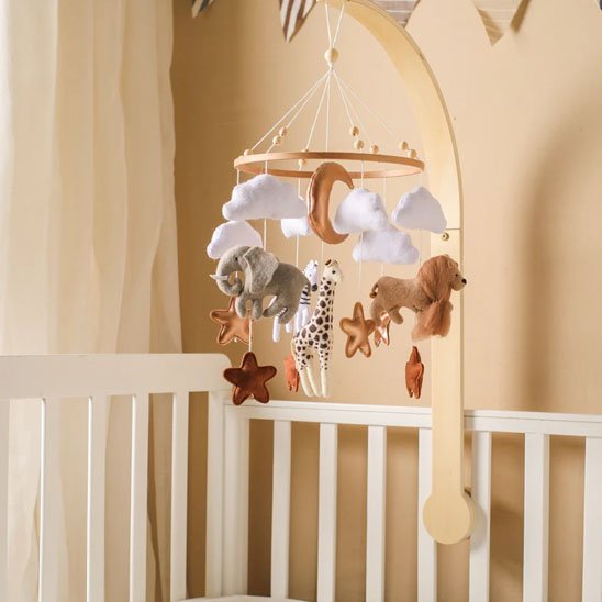 Mobile bebe suspendu au-dessus du lit pour éveiller le bébé