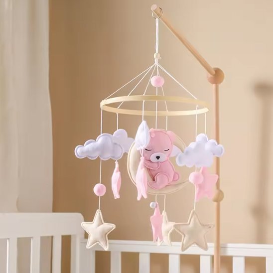 Mobile bebe suspendu au-dessus du lit pour éveiller votre bébé