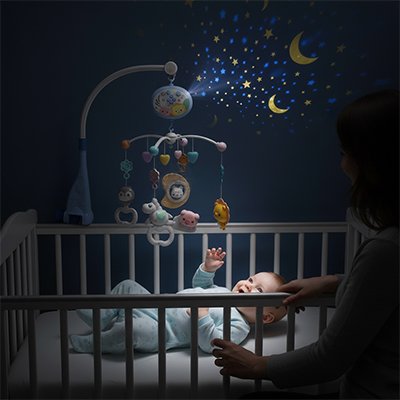 Mobile bébé suspendu au-dessus du lit pour éveiller l’enfant