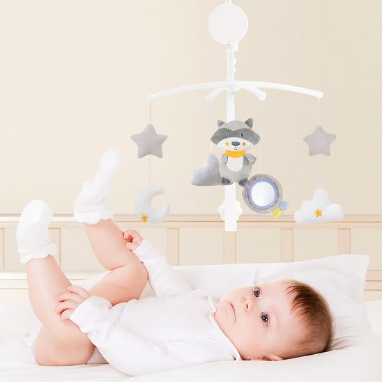 Mobile bebe suspendu au-dessus du lit pour éveiller le bebe