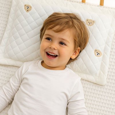 Oreiller bébé utilisé comme accessoire décoratif