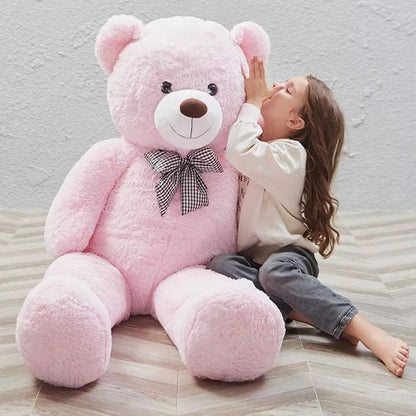 Ours en peluche au tissu doux, posée dans une chambre enfant