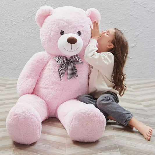Ours en peluche au tissu doux, posée dans une chambre enfant