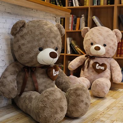 Ours en peluche créant une atmosphère douce et chaleureuse dans la chambre