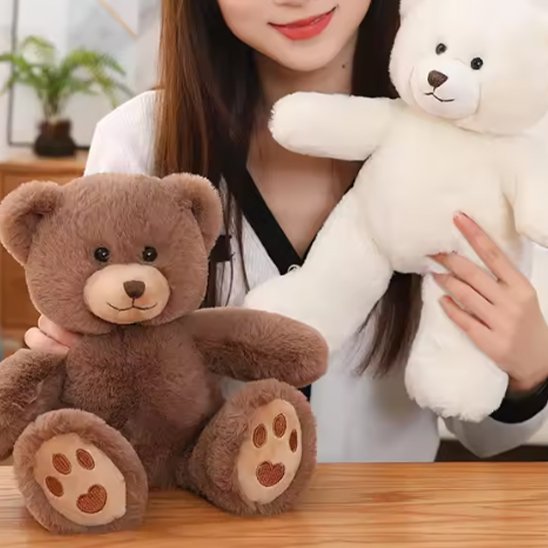 Ours en peluche douce utilisée comme doudou pour enfant